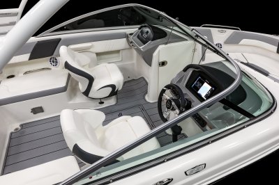 Chaparral 23 SSi bucket seats at both consoles with flip-up bolsters. 