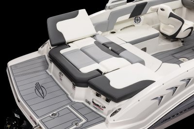 Chaparral 23 SSi sunpad converts into a starboard-facing chaise lounge. 