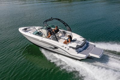 Chaparral 23 SSi cruising on lake with 3 passengers rear port view. 