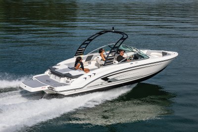 Chaparral 23 SSi cruising on lake with 3 passengers rear starboard view. 