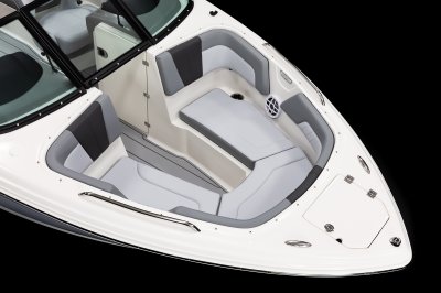 Chaparral 23 SSi deep bow seating and wraparound cushioning 