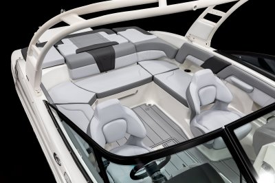 Chaparral 23 SSi bucket seats at both consoles with flip-up bolsters 