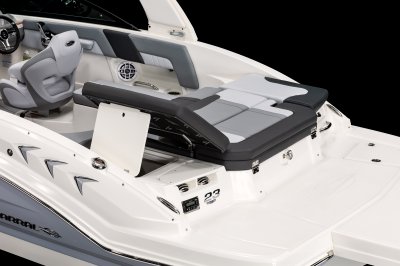 Chaparral 23 SSi sunpad converts into a starboard-facing lounge 