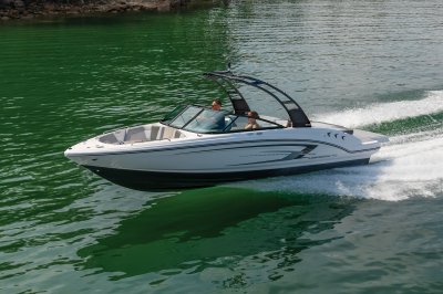 Chaparral 23 SSi two people in cockpit while cruising 