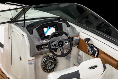 Chaparral GTS 3 helm station with tilting steering wheel and Simrad G09 display. 