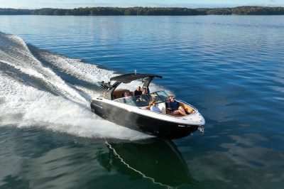 Chaparral GTS 6 running on a lake with five passengers. 
