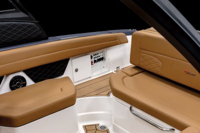 Chaparral GTS 6 battery switches on starboard transom 