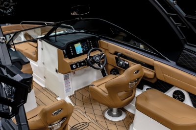 Chaparral GTS 6 helm station with Simrad display 