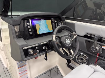 Chaparral GTS 6 helm station with Simrad display 