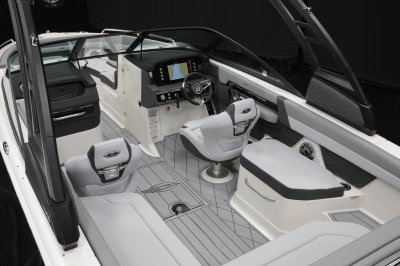 Chaparral GTS 6 consoles with jump seat on the starboard side 