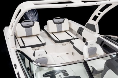Chaparral 250 OSX twin aft seats with center walkway. 