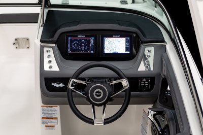 Chaparral 250 OSX helm with twin Simrad G07 touchscreen displays. 