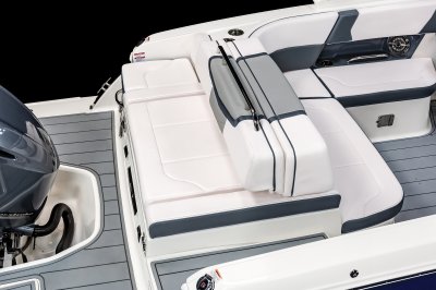 Chaparral 270 OSX back-to-back bench seat on the transom. 