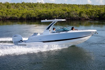 Chaparral 270 OSX running in ocean starboard view 