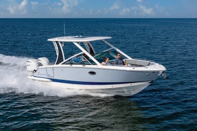 Chaparral 280 OSX cruising on the open ocean with 4 passengers. 