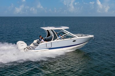 Chaparral 280 OSX with 4 passengers in the cockpit cruising on calm seas 