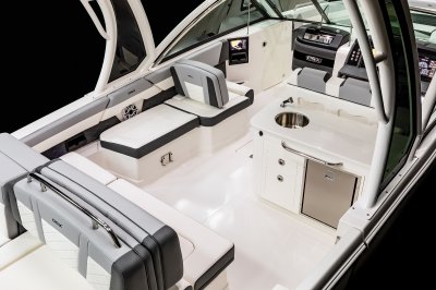 Chaparral 310 OSX cockpit seating with aft bench and port reversible lounge chair. 