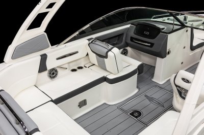 Chaparral 247 SSX port seat has a reversible backrest that can face forward or backward. 