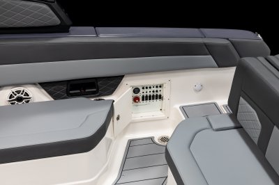 Chaparral SSX 30 battery switches on starboard transom 