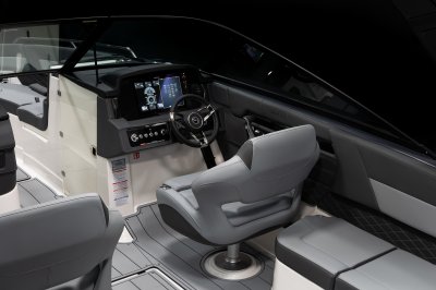 Chaparral SSX 30 helm station with Simrad display, radio, and stainless steel trim. 