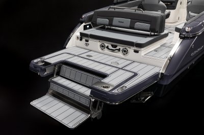 Chaparral SSX 30 Infinity Power Step with non-slip SeaDek 