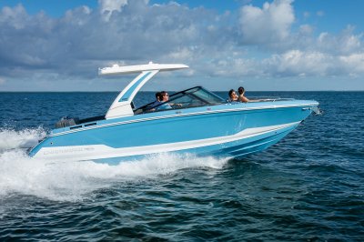 Chaparral SSX 30 4 people cruising in the ocean 