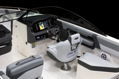 Chaparral SSX 4 cockpit has wide bench seats with tall cushioned back rest 