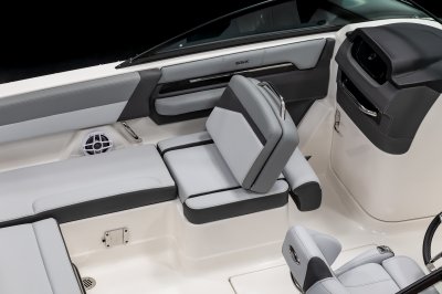 Chaparral SSX 4 port seat with a reversible backrest that can face forward or backward 