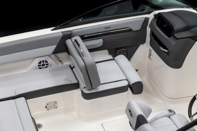 Chaparral SSX 4 port seat with a reversible backrest that can face forward or backward 