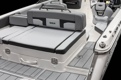 Chaparral SSX 4 transom walkthrough and sun lounge 