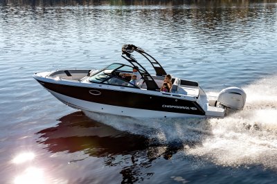 Chaparral SSX 4 OB running on a lake with four passengers 