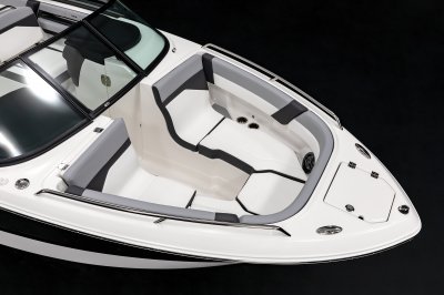 Chaparral SSX 4 wraparound seating in the bow 