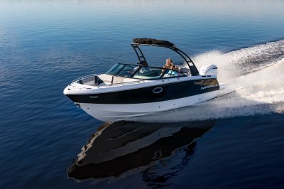Chaparral SSX 4 OB running on a lake with four passengers 