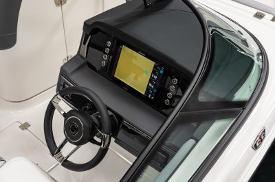 Chaparral SSX 4 OB helm dash with Simrad display and tilting steering wheel 