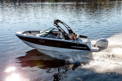 Chaparral SSX 4 OB running on a lake with four passengers 