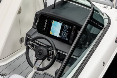 Chaparral SSX 6 helm dash with Simrad touchscreen display 
