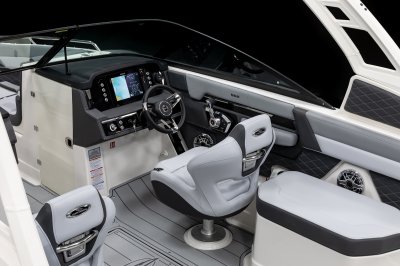 Chaparral SSX 6 helm station featuring a swiveling captain's seat 