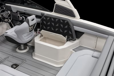 Chaparral SSX 6 insulated cooler with double lid built under starboard bench 