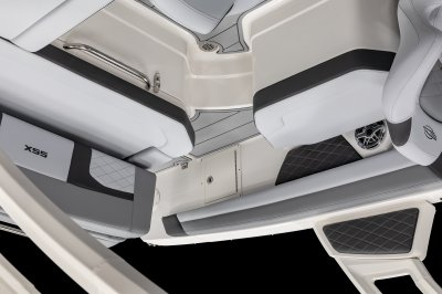 Chaparral SSX 6 transom walk through 