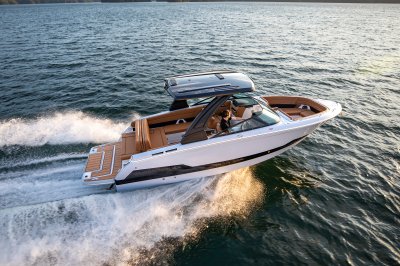 Chaparral SSX 8 cruising on lake 
