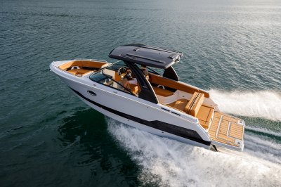 Chaparral SSX 8 running on freshwater lake 