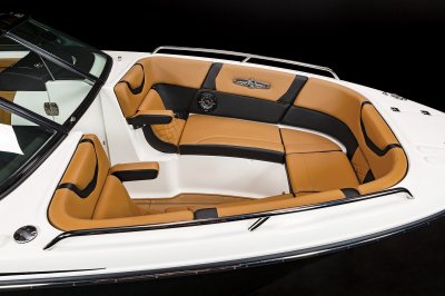 Chaparral 28 SURF bow seating with deep seating and cushioned bolsters. 