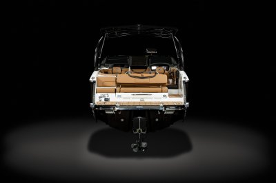 Chaparral 28 SURF rear view. 