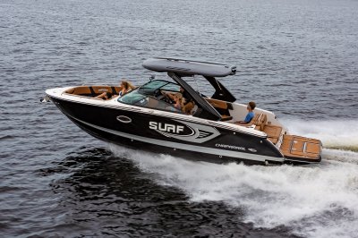 Chaparral 28 SURF cruising on a lake with 5 passengers in the cockpit and bow. 